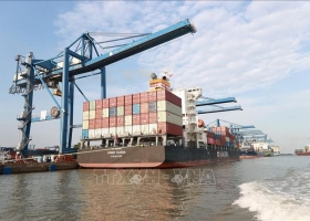 Associations propose regulating fees for foreign shipping companies.